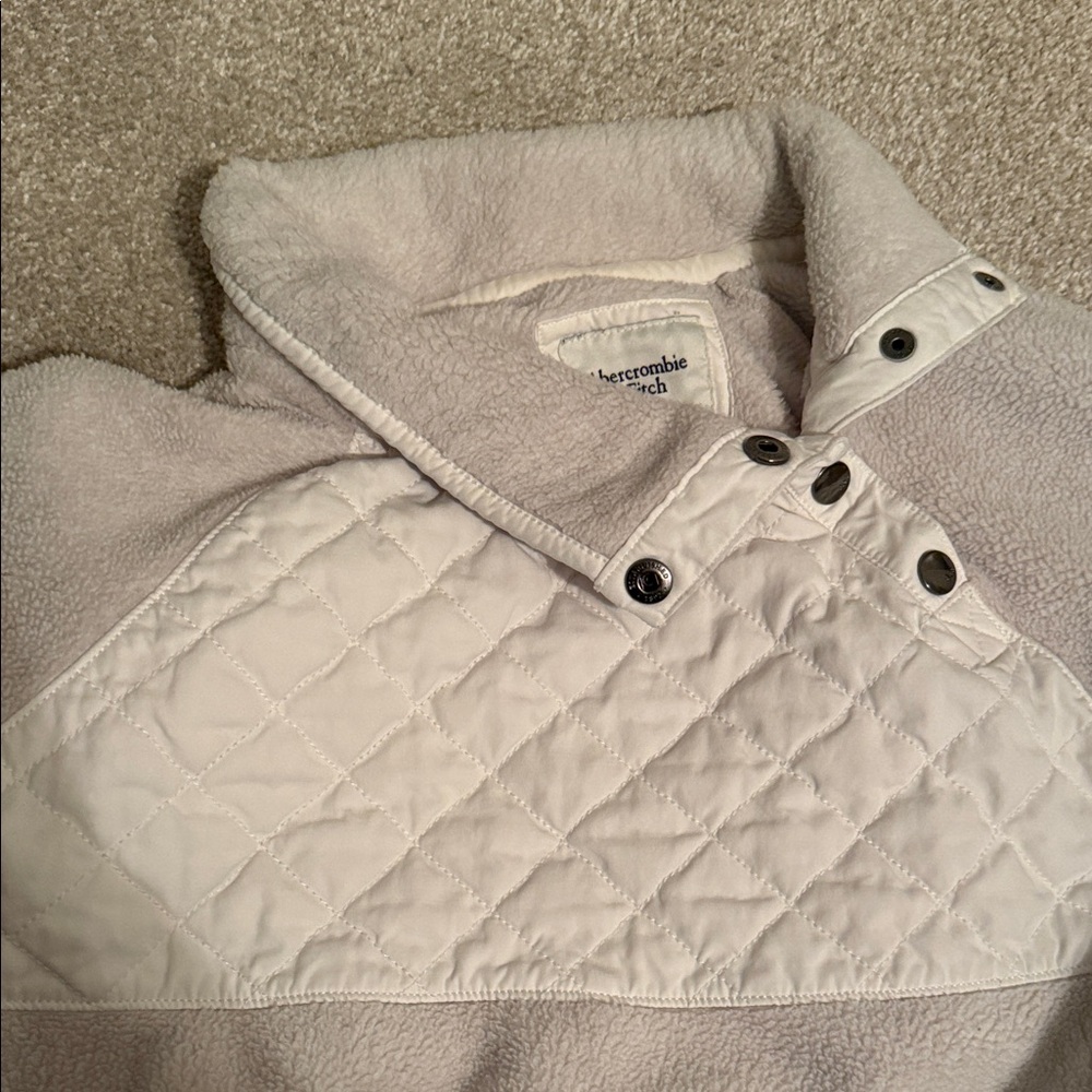 Cozy Quilted Abercrombie Pullover Sweater - Picture 4 of 4